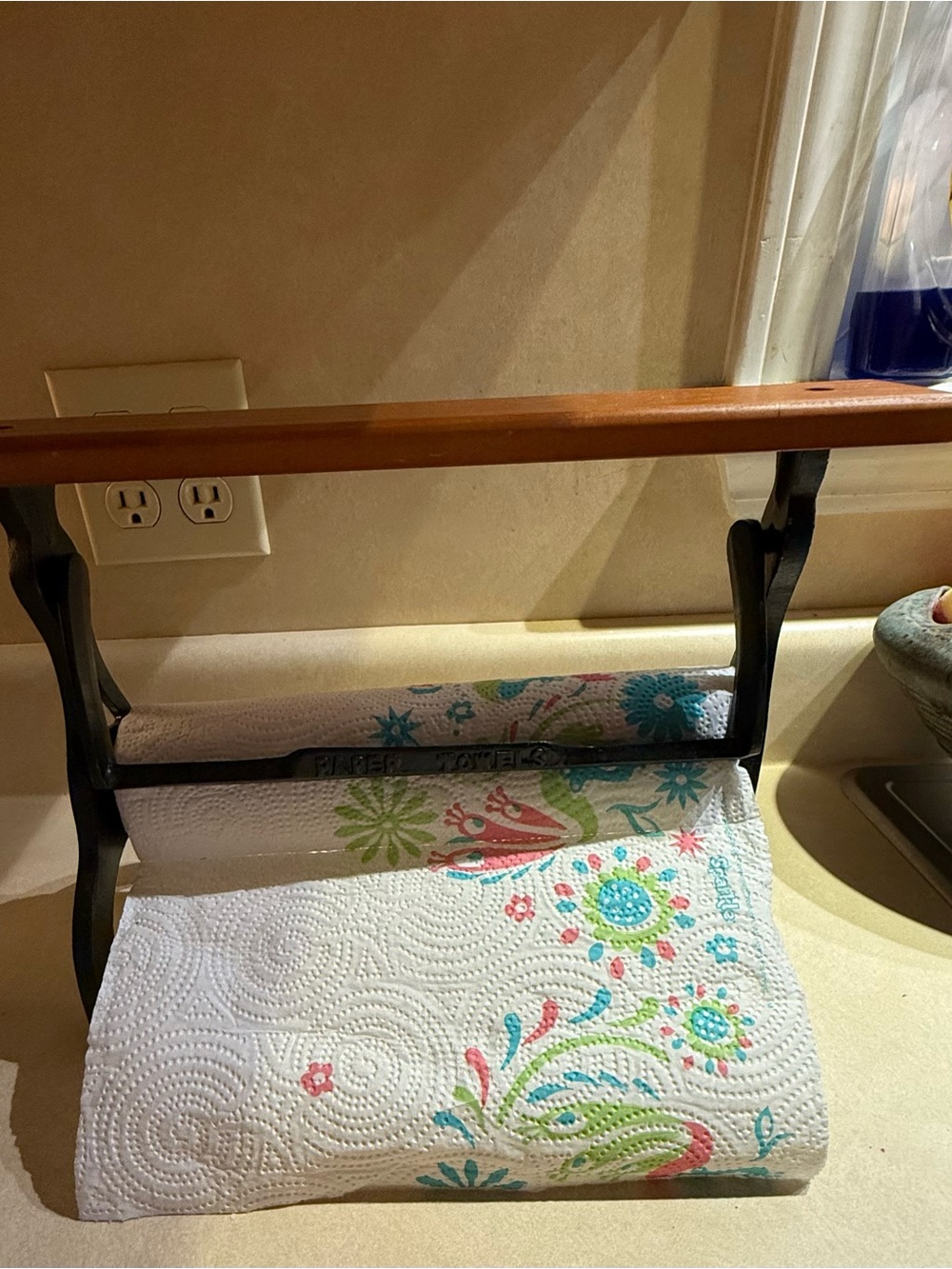 vintage-style farmhouse kitchen paper towel holder - Picture 4 of 6